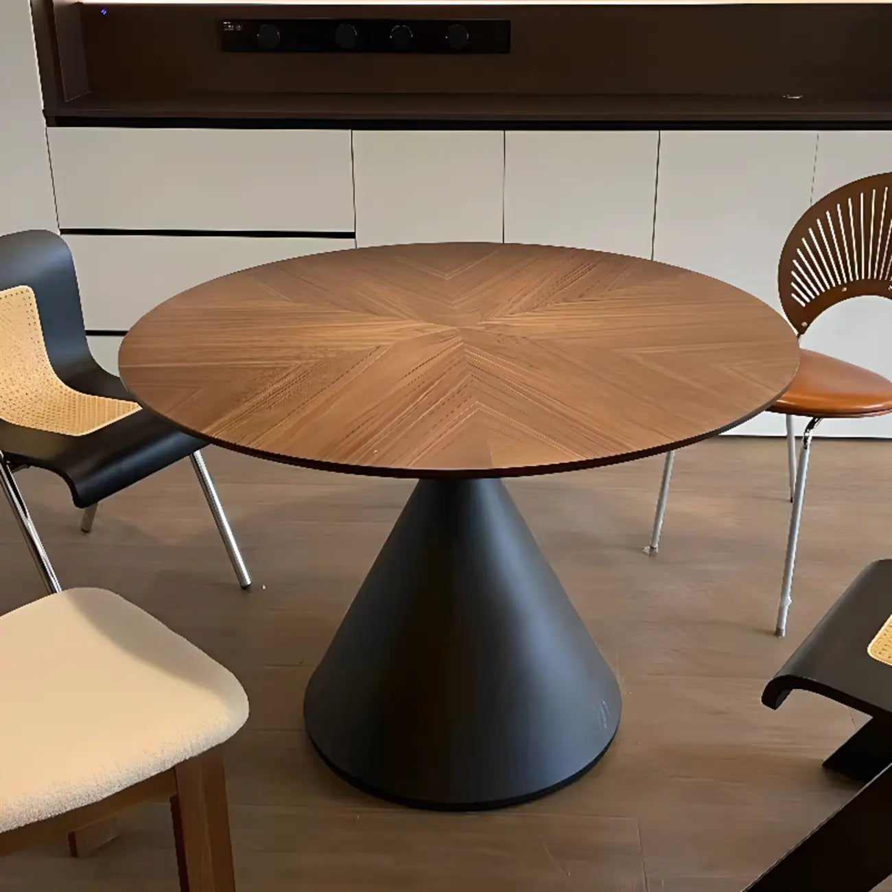 Table de salle à manger moderne ronde en bois brun avec piètement conique en métal