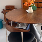 Table de salle à manger moderne ronde en bois brun avec piètement conique en métal