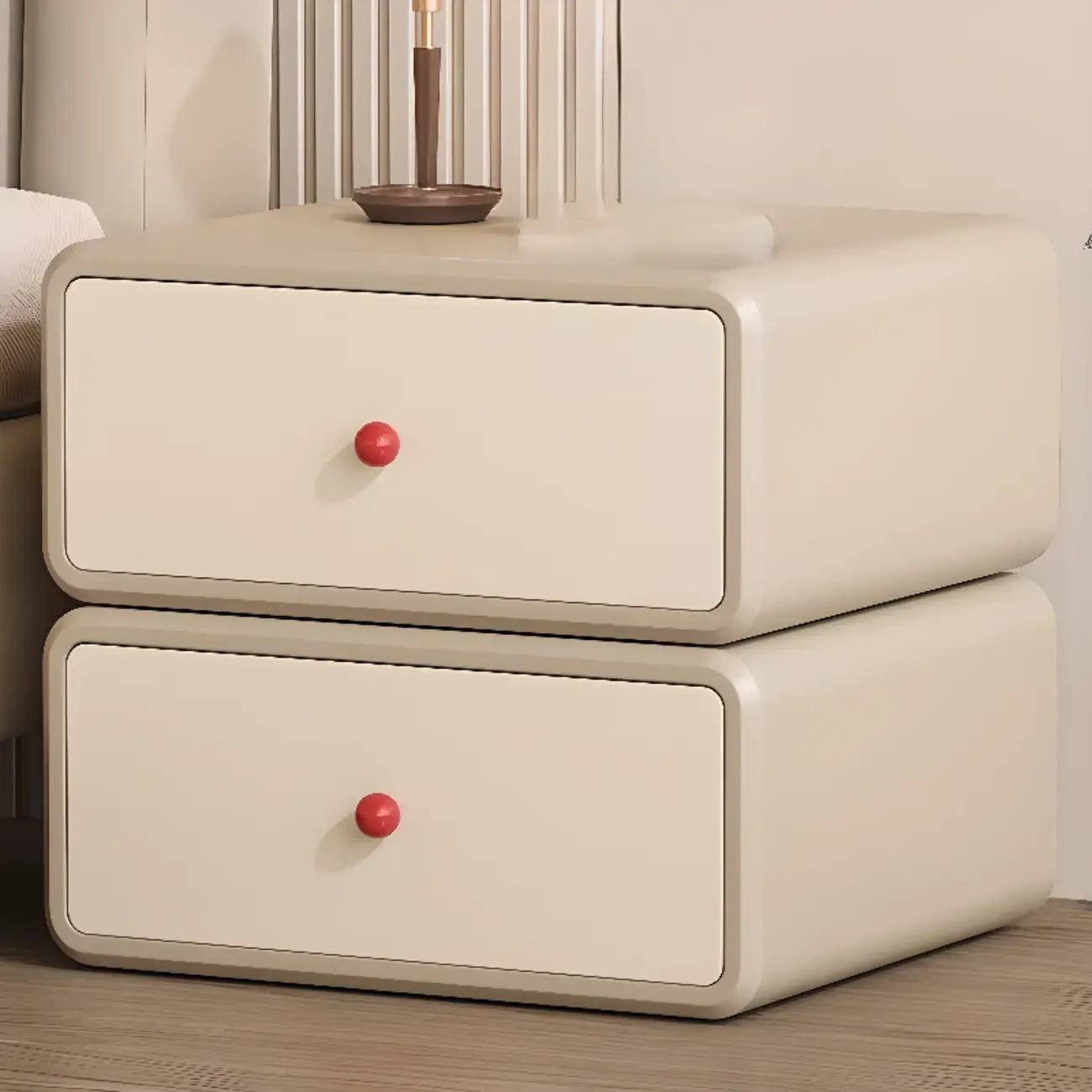 Table de chevet Art Déco en bois et similicuir avec poignées boules rouges, 2 tiroirs