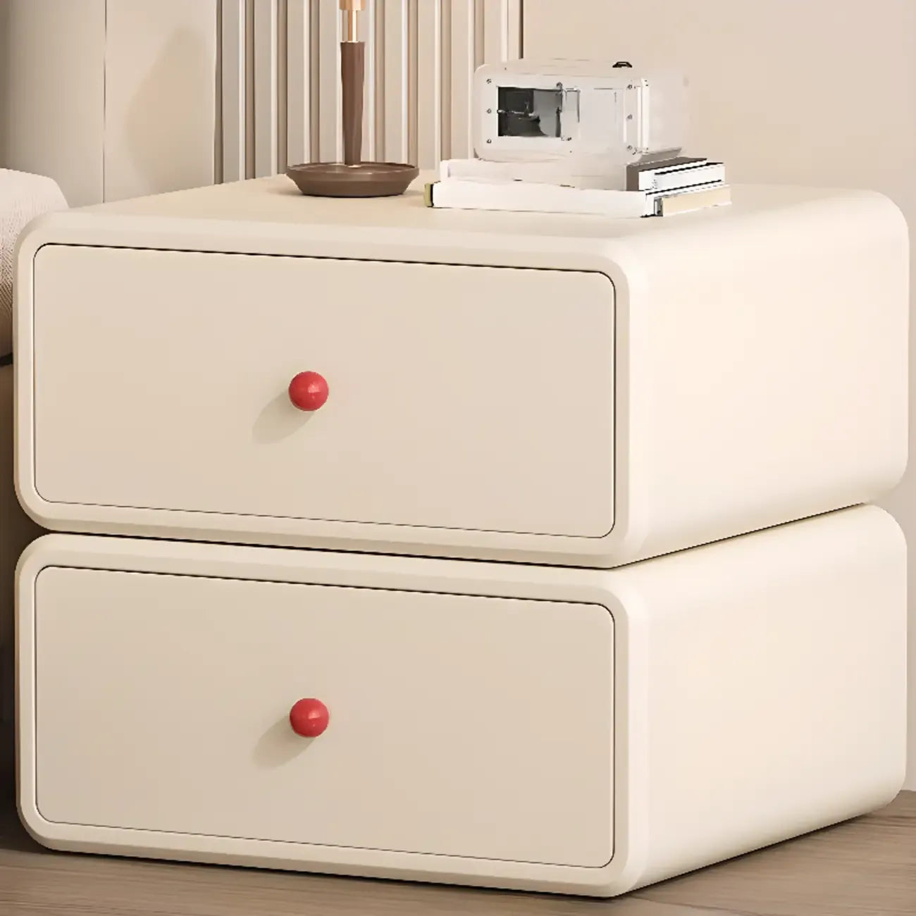 Table de chevet Art Déco en bois et similicuir avec poignées boules rouges, 2 tiroirs