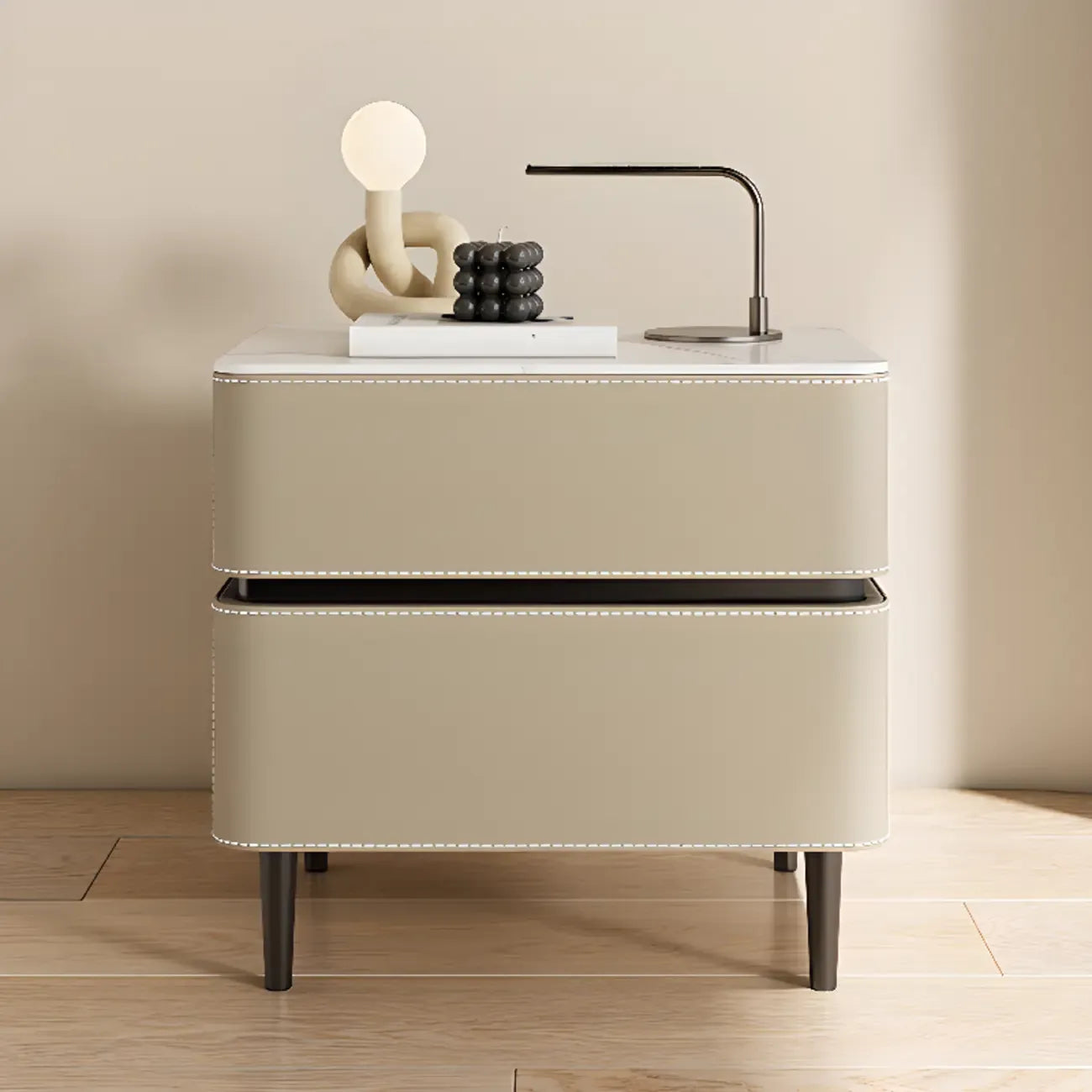 Table de chevet moderne à deux tiroirs arrondis avec plateau en simili marbre et revêtement en cuir