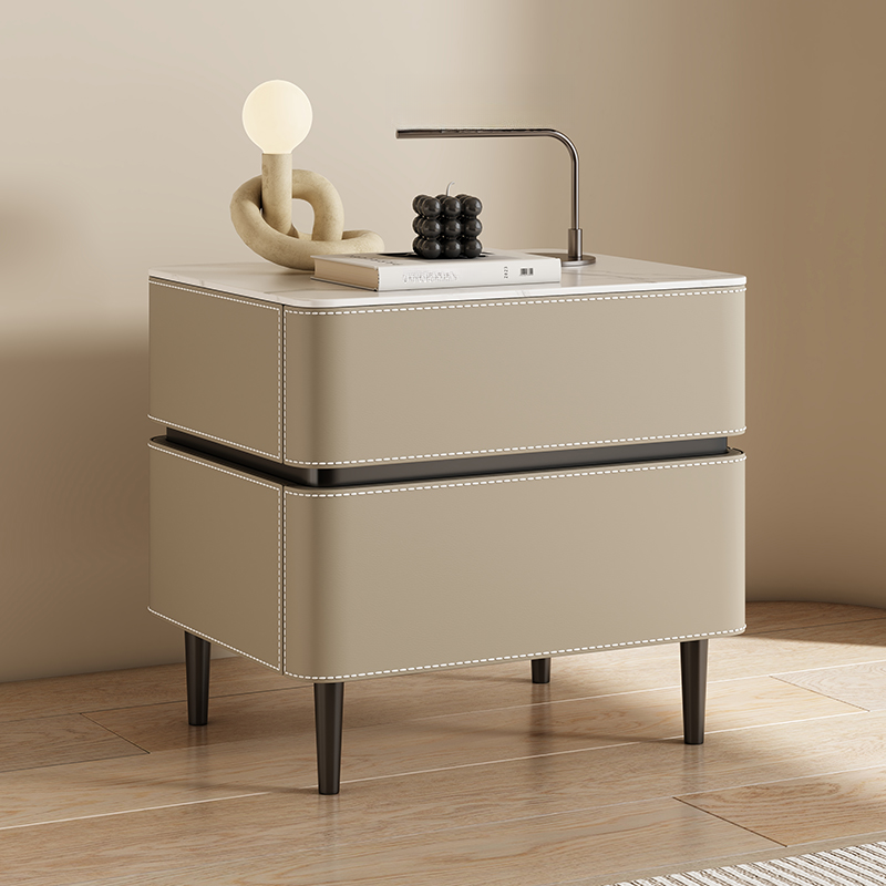 Table de chevet moderne à deux tiroirs arrondis avec plateau en simili marbre et revêtement en cuir