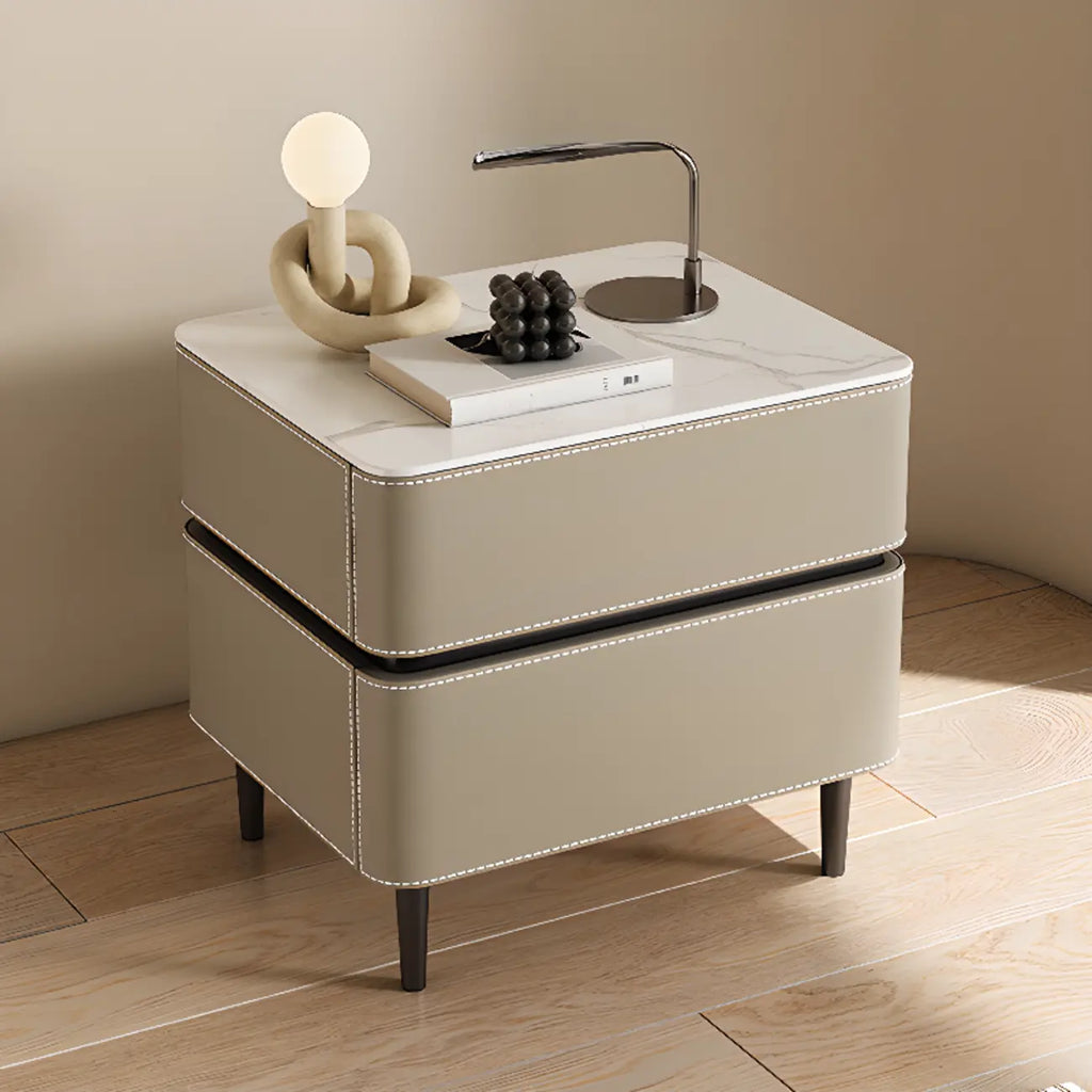 Table de chevet moderne à deux tiroirs arrondis avec plateau en simili marbre et revêtement en cuir