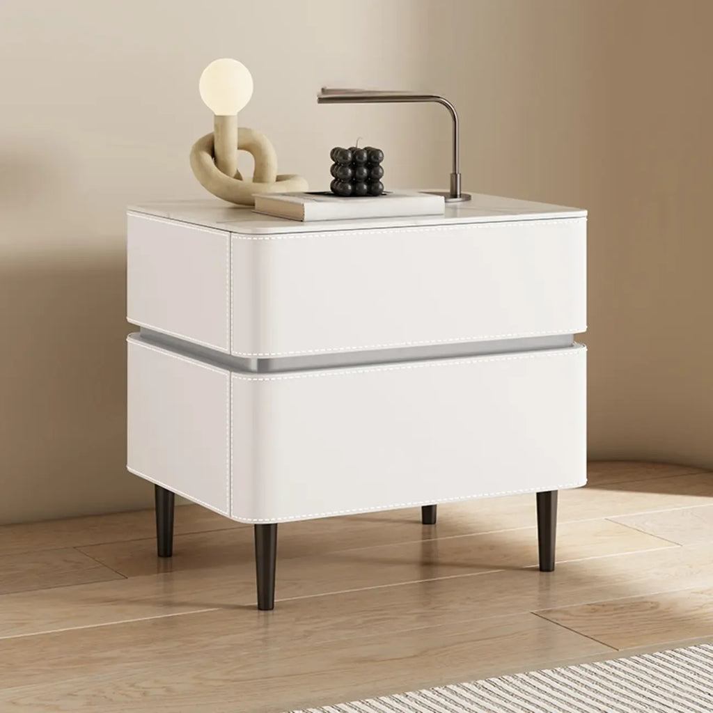 Table de chevet moderne à deux tiroirs arrondis avec plateau en simili marbre et revêtement en cuir