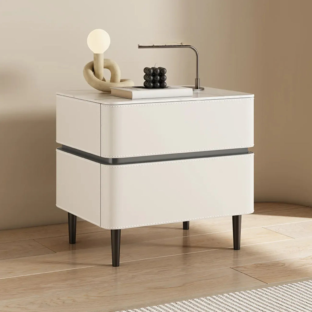 Table de chevet moderne à deux tiroirs arrondis avec plateau en simili marbre et revêtement en cuir