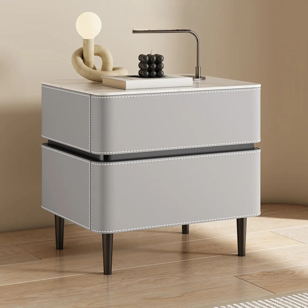 Table de chevet moderne à deux tiroirs arrondis avec plateau en simili marbre et revêtement en cuir