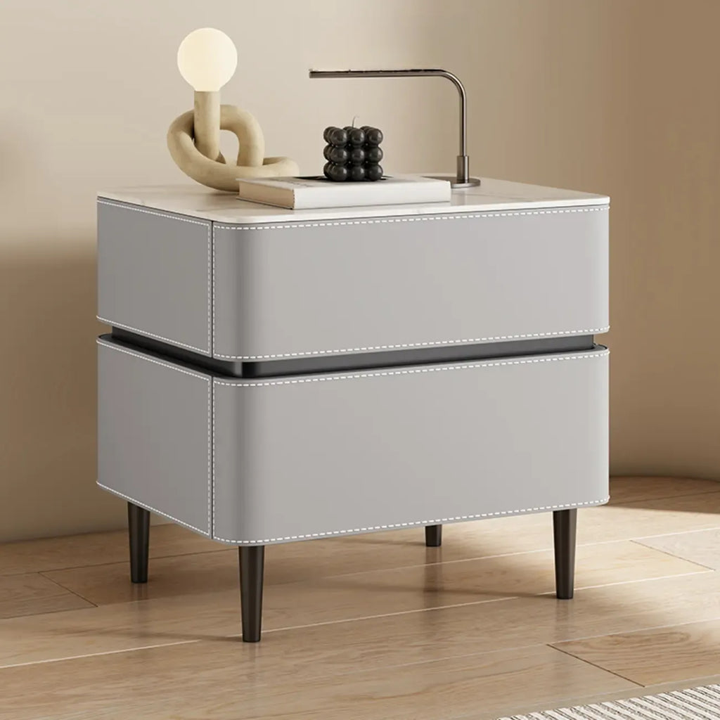 Table de chevet moderne à deux tiroirs arrondis avec plateau en simili marbre et revêtement en cuir