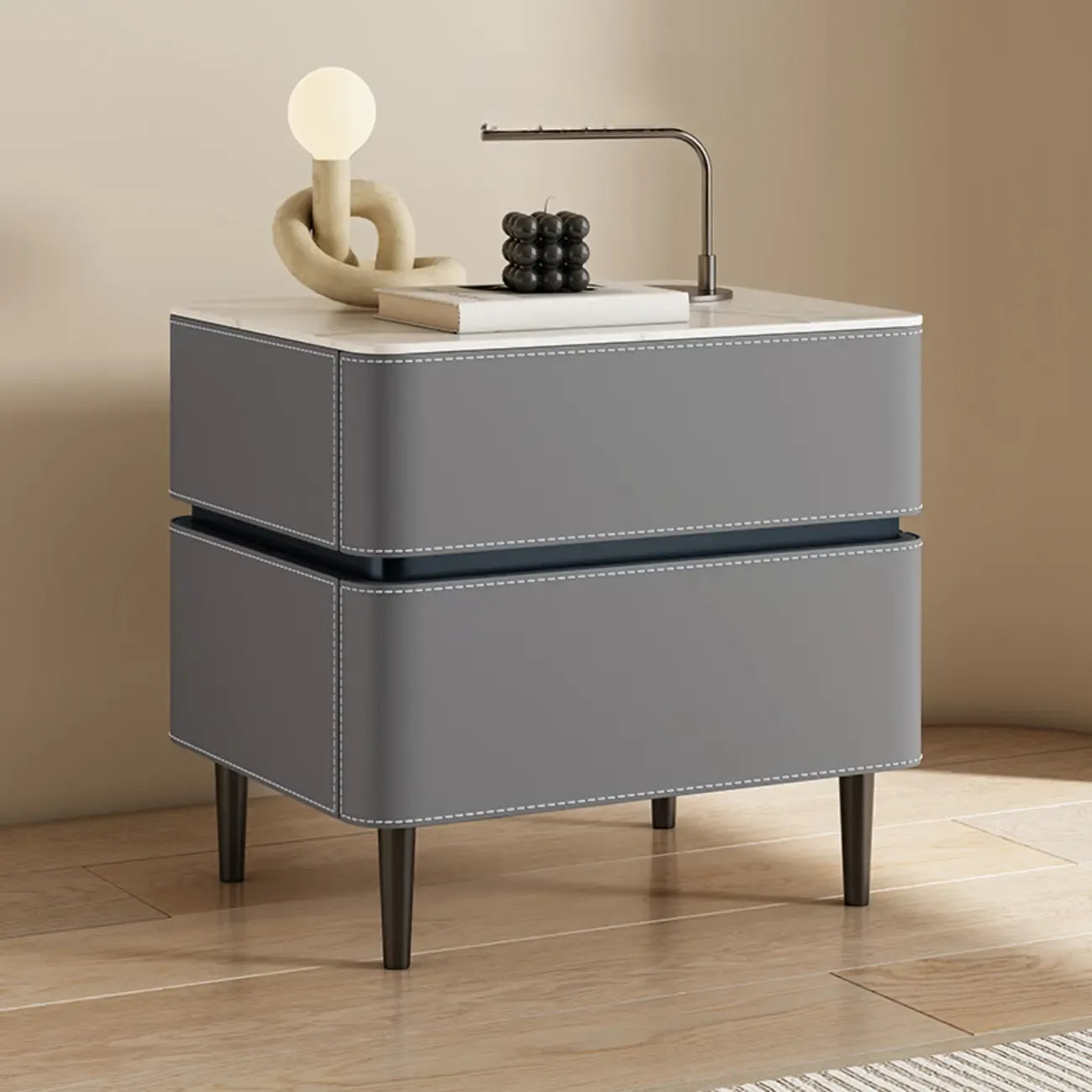 Table de chevet moderne à deux tiroirs arrondis avec plateau en simili marbre et revêtement en cuir