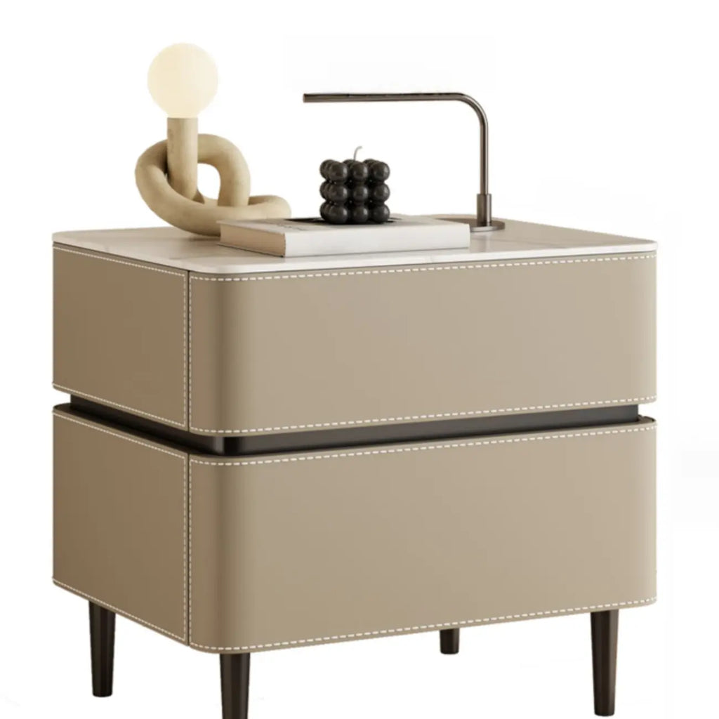 Table de chevet moderne à deux tiroirs arrondis avec plateau en simili marbre et revêtement en cuir