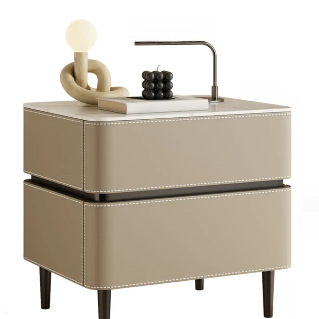 Table de chevet moderne à deux tiroirs arrondis avec plateau en simili marbre et revêtement en cuir