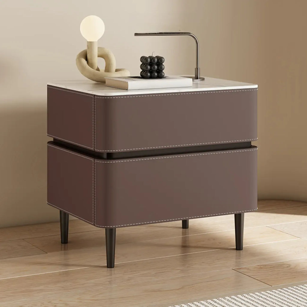 Table de chevet moderne à deux tiroirs arrondis avec plateau en simili marbre et revêtement en cuir