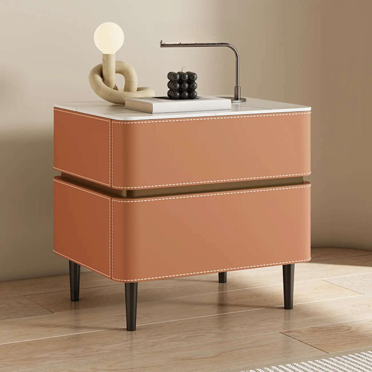 Table de chevet moderne à deux tiroirs arrondis avec plateau en simili marbre et revêtement en cuir