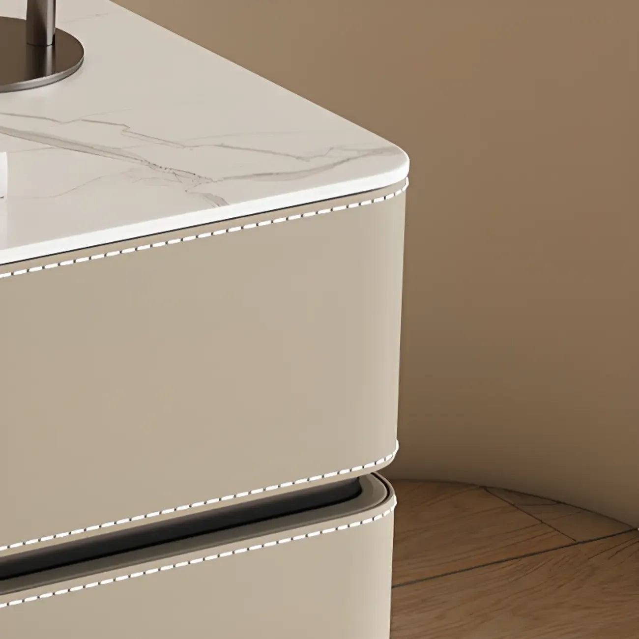 Table de chevet moderne à deux tiroirs arrondis avec plateau en simili marbre et revêtement en cuir