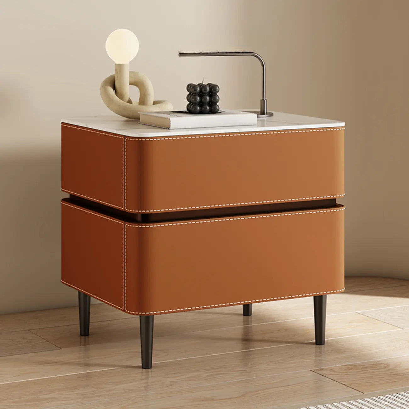 Table de chevet moderne à deux tiroirs arrondis avec plateau en simili marbre et revêtement en cuir