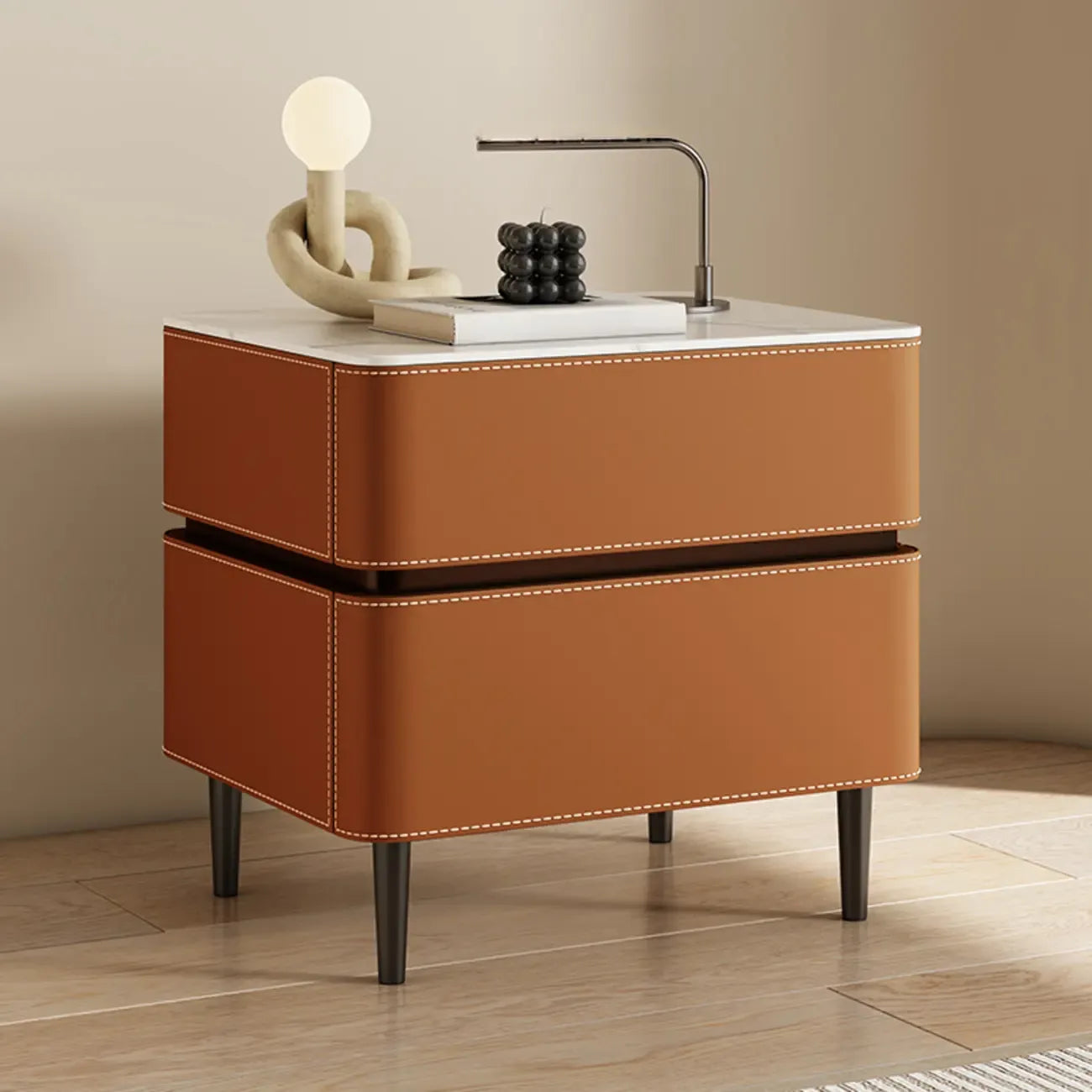 Table de chevet moderne à deux tiroirs arrondis avec plateau en simili marbre et revêtement en cuir