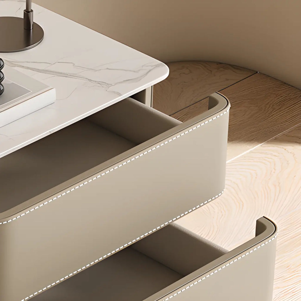 Table de chevet moderne à deux tiroirs arrondis avec plateau en simili marbre et revêtement en cuir