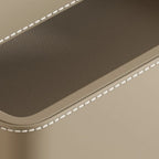 Table de chevet moderne à deux tiroirs arrondis avec plateau en simili marbre et revêtement en cuir