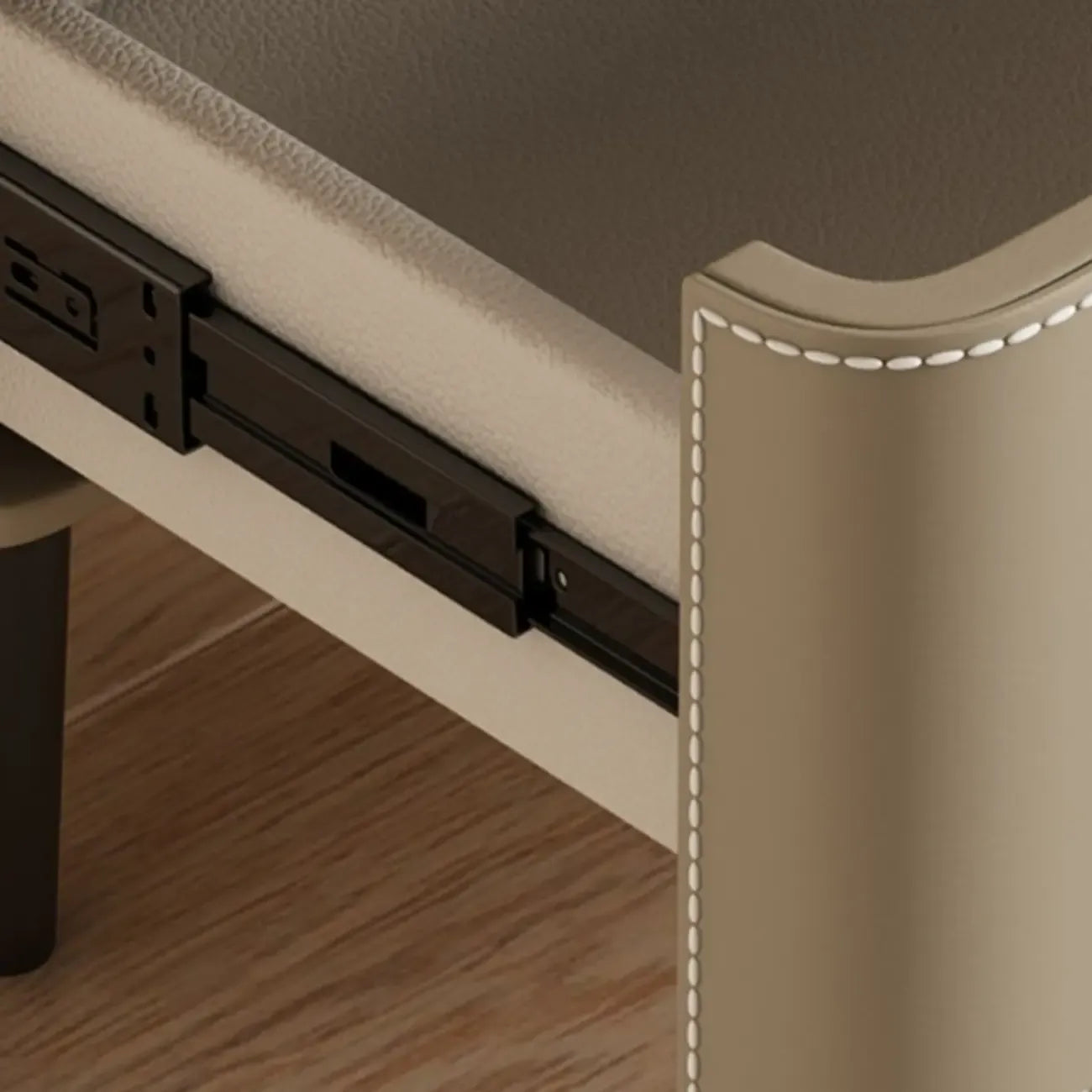 Table de chevet moderne à deux tiroirs arrondis avec plateau en simili marbre et revêtement en cuir