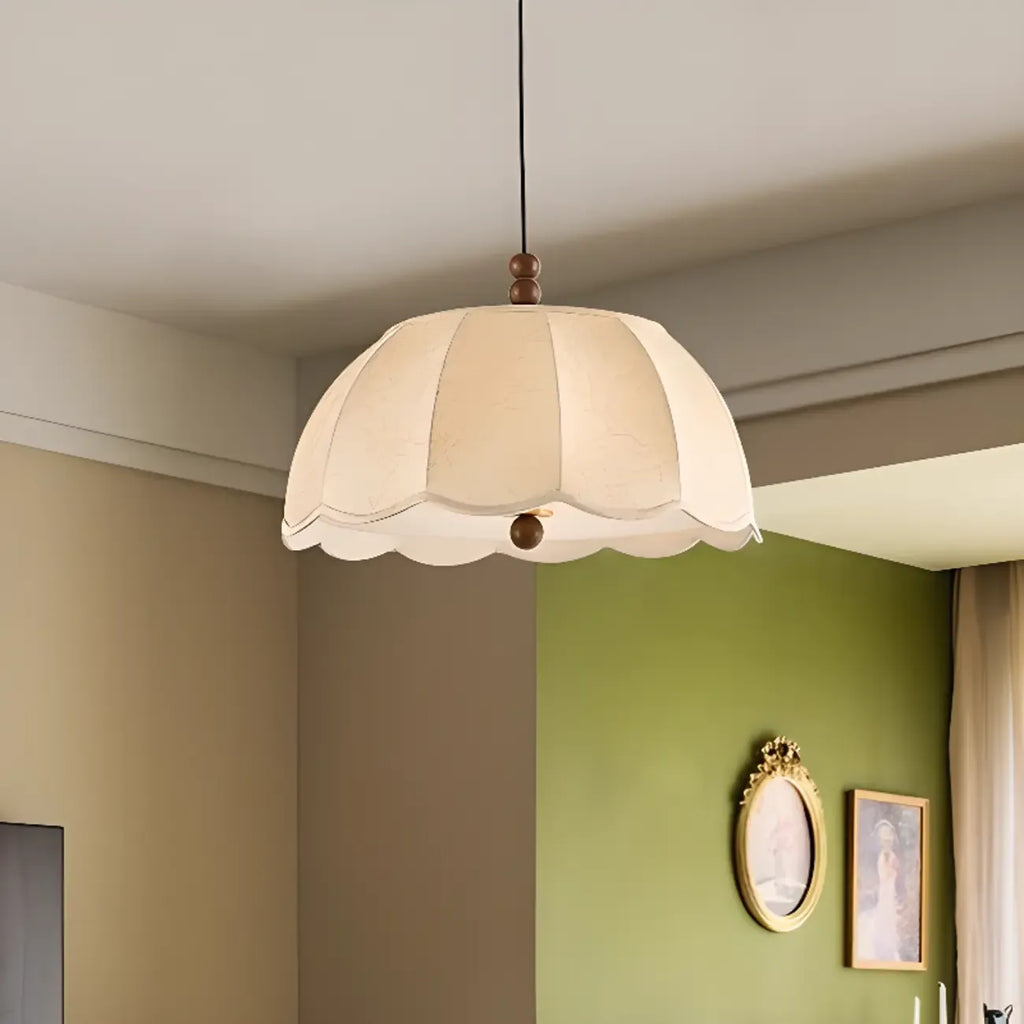 Suspension moderne en tissu beige à motif floral avec dôme