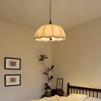 Suspension moderne en tissu beige à motif floral avec dôme
