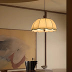 Suspension moderne en tissu beige à motif floral avec dôme