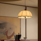 Suspension moderne en tissu beige à motif floral avec dôme