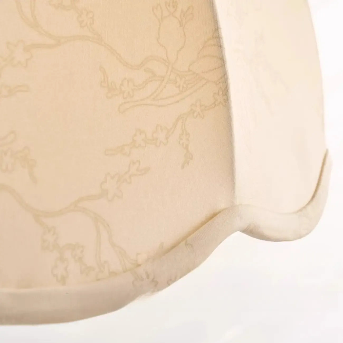 Suspension moderne en tissu beige à motif floral avec dôme
