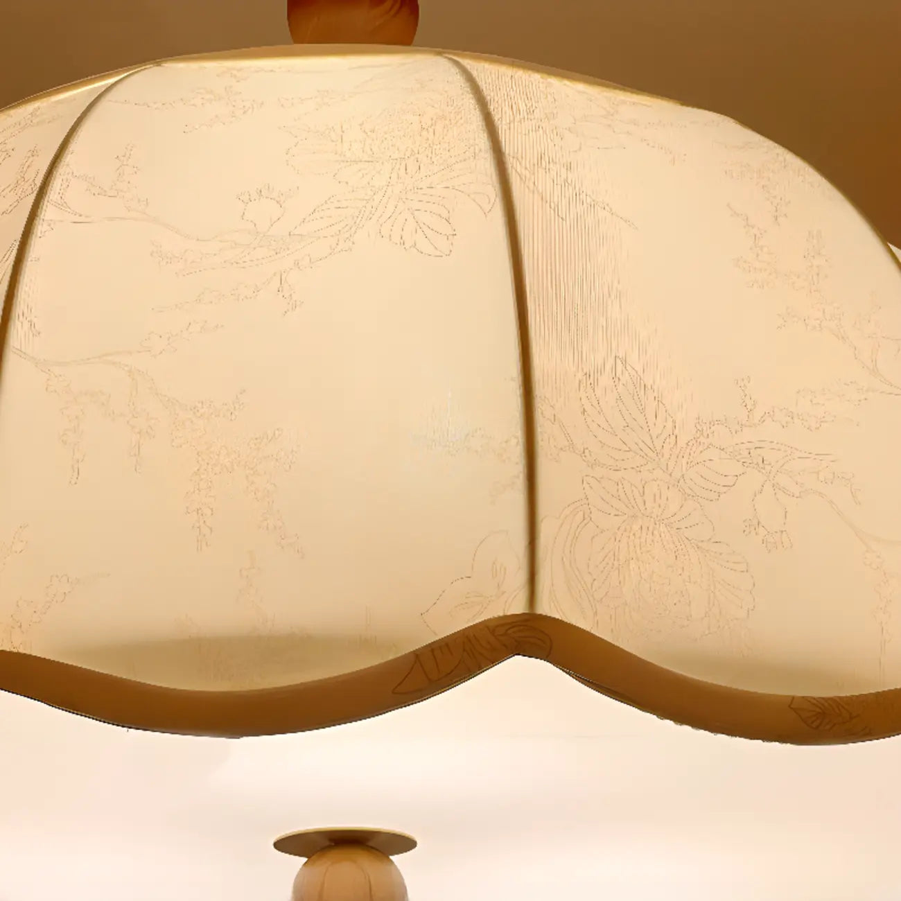 Suspension moderne en tissu beige à motif floral avec dôme