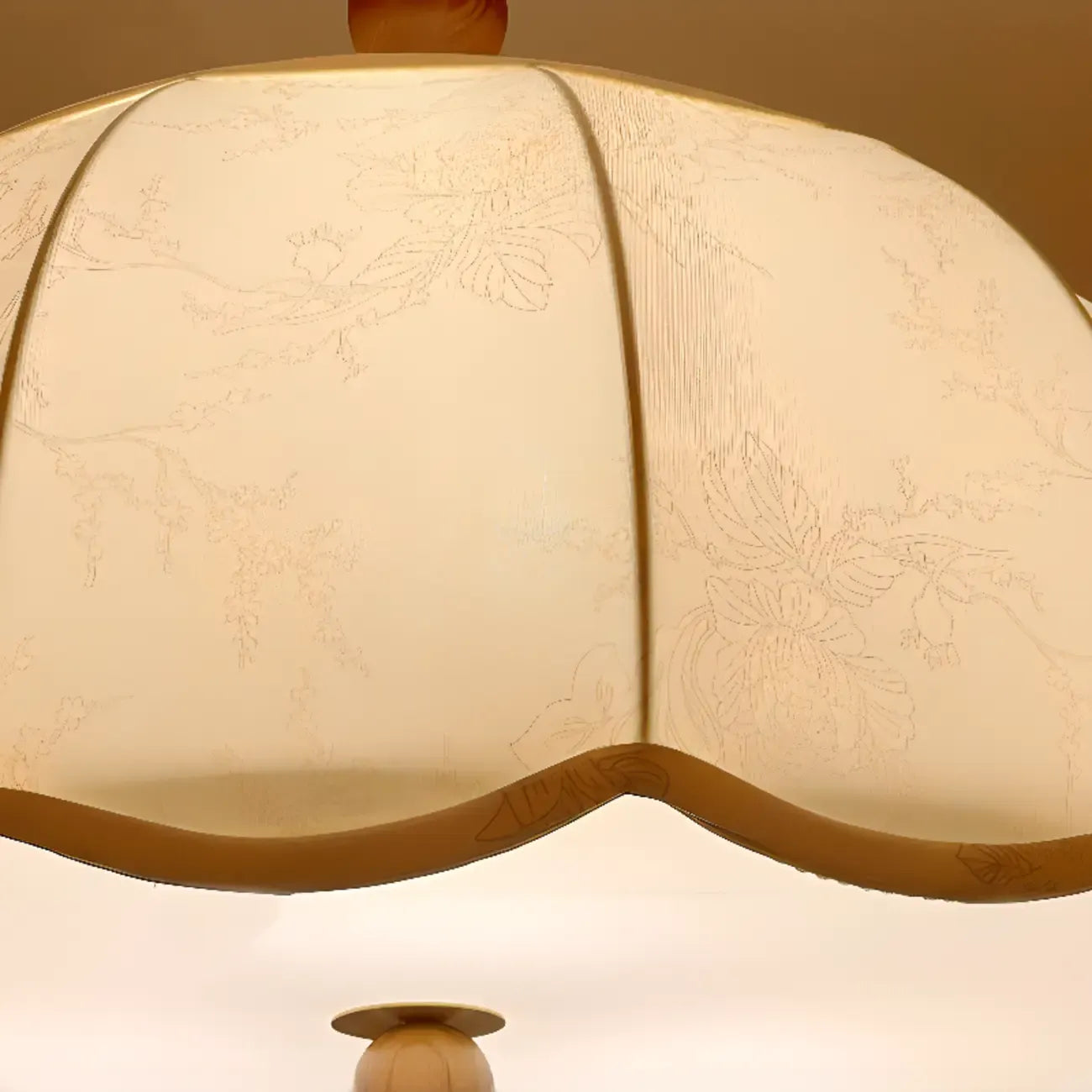 Suspension moderne en tissu beige à motif floral avec dôme
