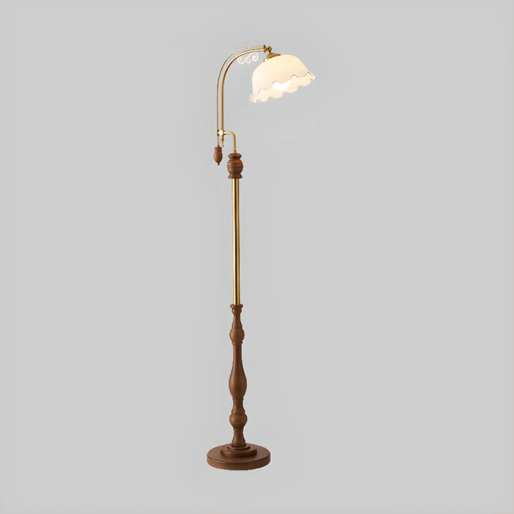 Lampadaire classique en noyer, verre, abat-jour floral et métal arqué