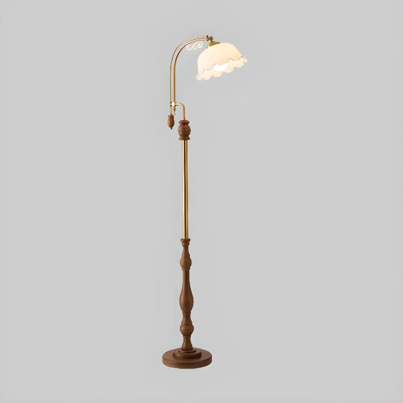 Lampadaire classique en noyer, verre, abat-jour floral et métal arqué