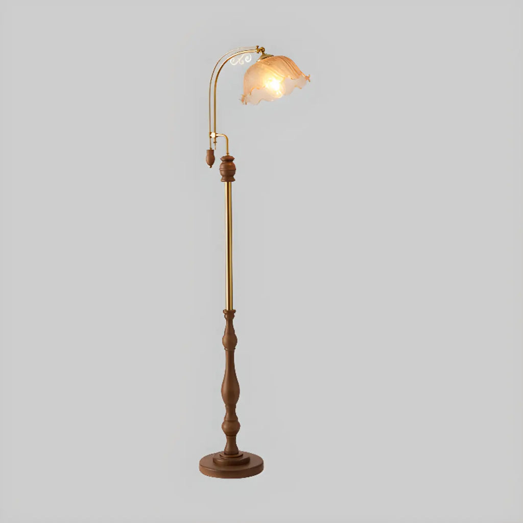 Lampadaire classique en noyer, verre, abat-jour floral et métal arqué
