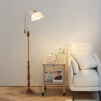 Lampadaire classique en noyer, verre, abat-jour floral et métal arqué