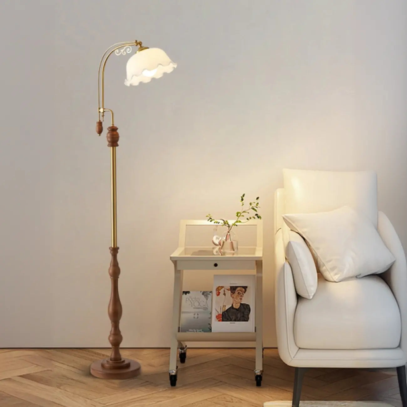 Lampadaire classique en noyer, verre, abat-jour floral et métal arqué