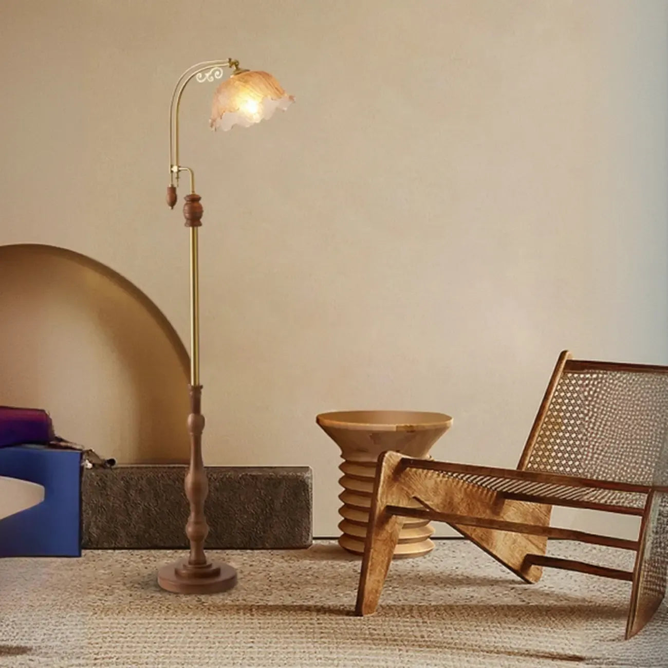 Lampadaire classique en noyer, verre, abat-jour floral et métal arqué