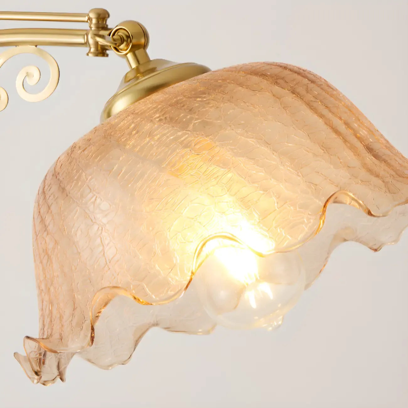 Lampadaire classique en noyer, verre, abat-jour floral et métal arqué