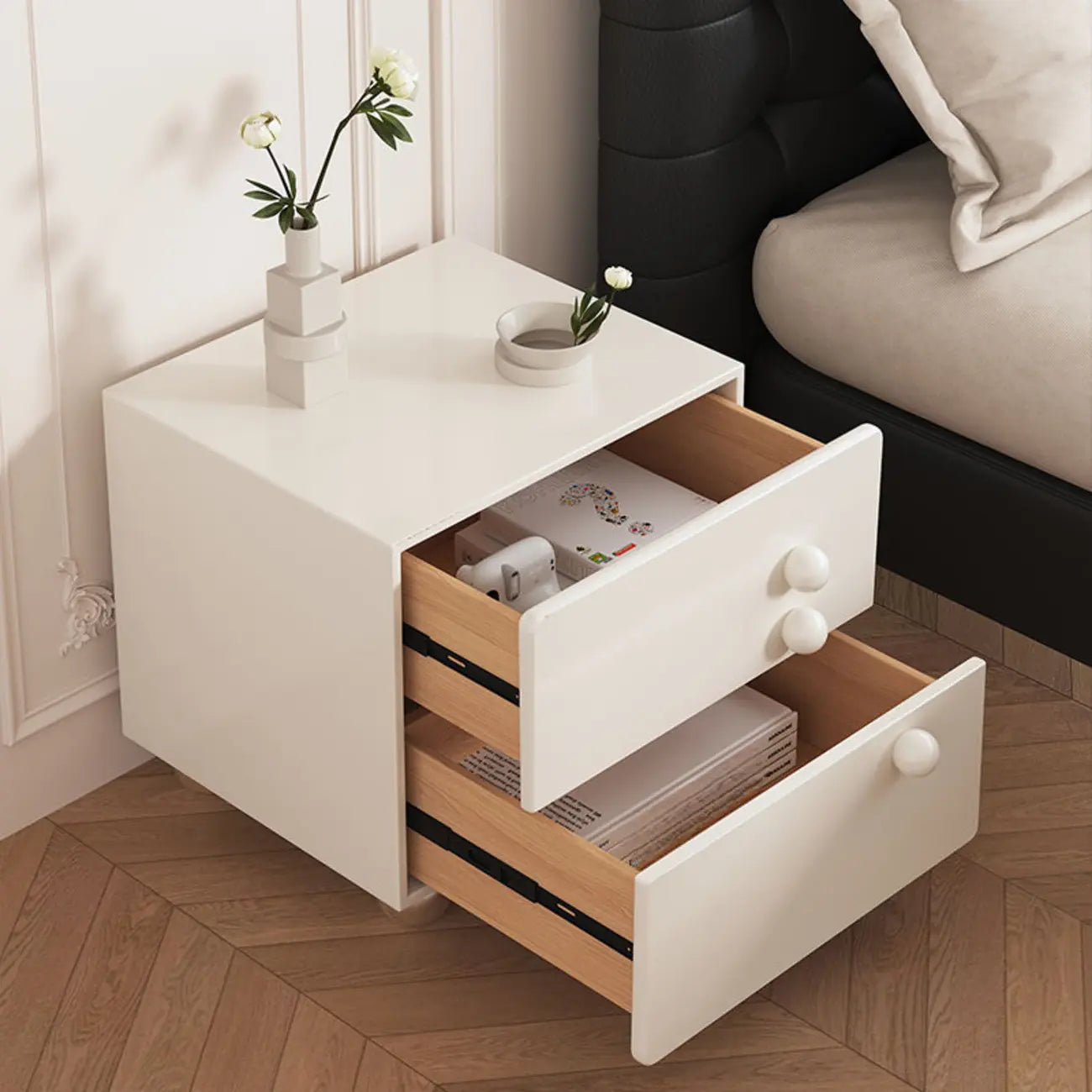 Table de chevet contemporaine en bois crème brillant à 2 tiroirs