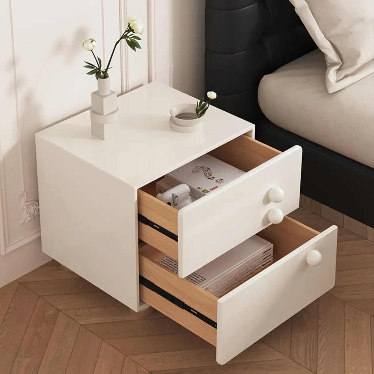 Table de chevet contemporaine en bois crème brillant à 2 tiroirs