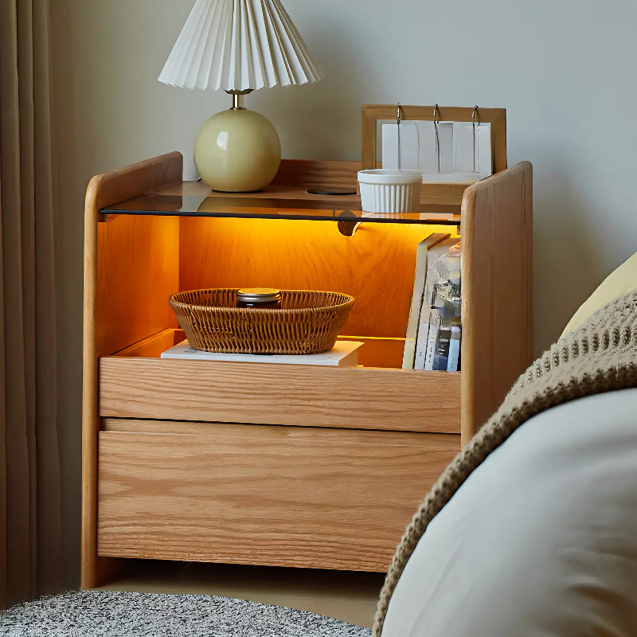 Table de chevet de rangement robuste en bois de cerisier avec éclairage intégré