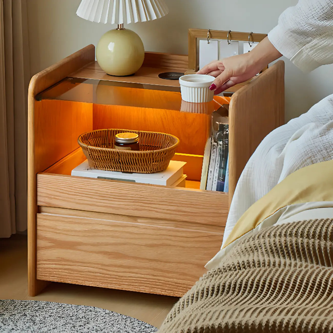 Table de chevet de rangement robuste en bois de cerisier avec éclairage intégré
