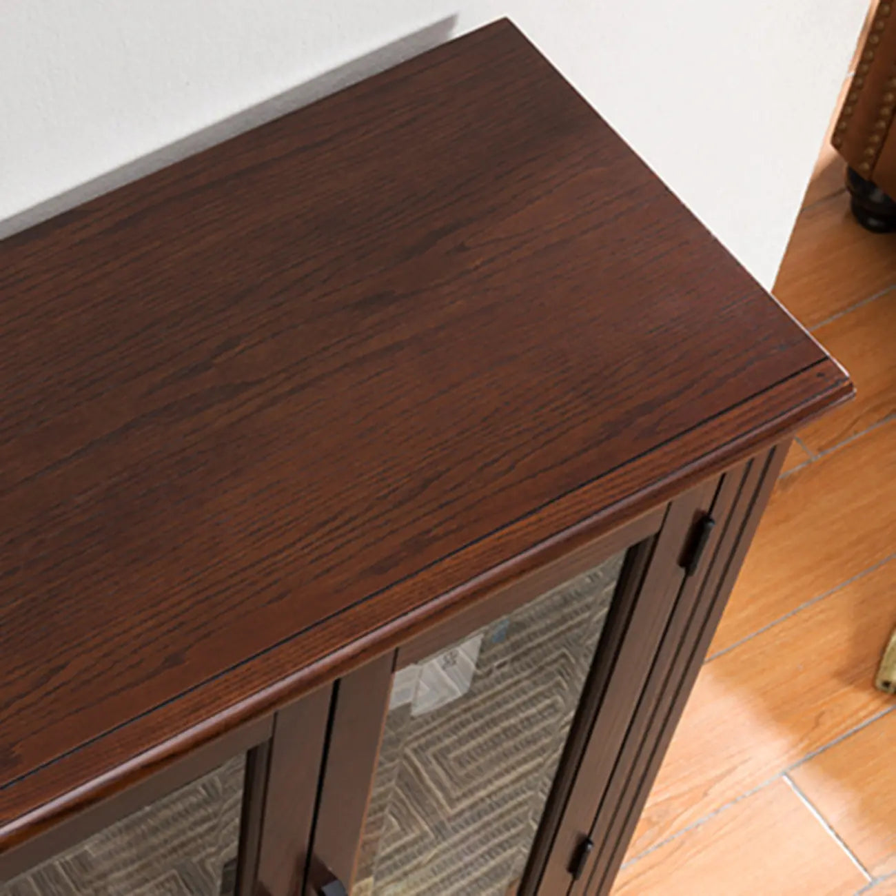 Meuble d'appoint moderne du milieu du siècle en bois et verre