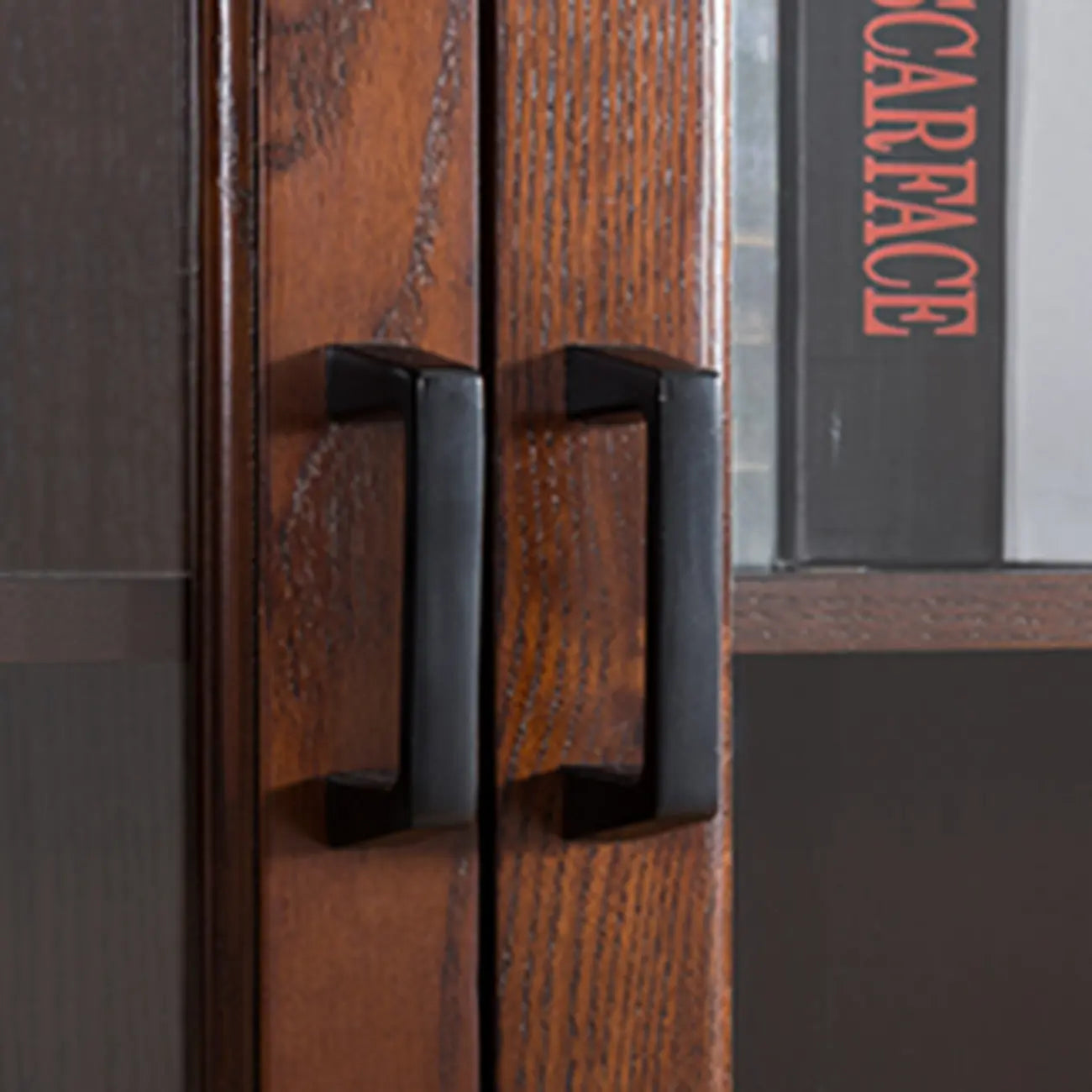 Meuble d'appoint moderne du milieu du siècle en bois et verre