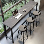 Tables de bar modernes avec plateau en pierre gris tourterelle et repose-pieds en acier