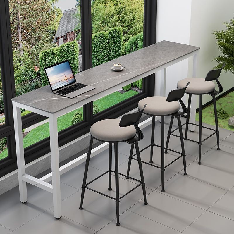 Tables de bar modernes avec plateau en pierre gris tourterelle et repose-pieds en acier