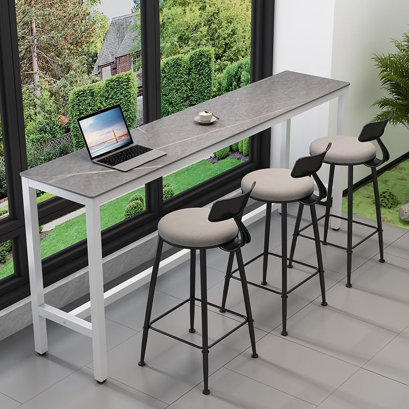 Tables de bar modernes avec plateau en pierre gris tourterelle et repose-pieds en acier
