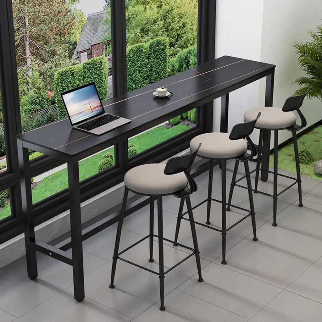 Tables de bar modernes avec plateau en pierre gris tourterelle et repose-pieds en acier