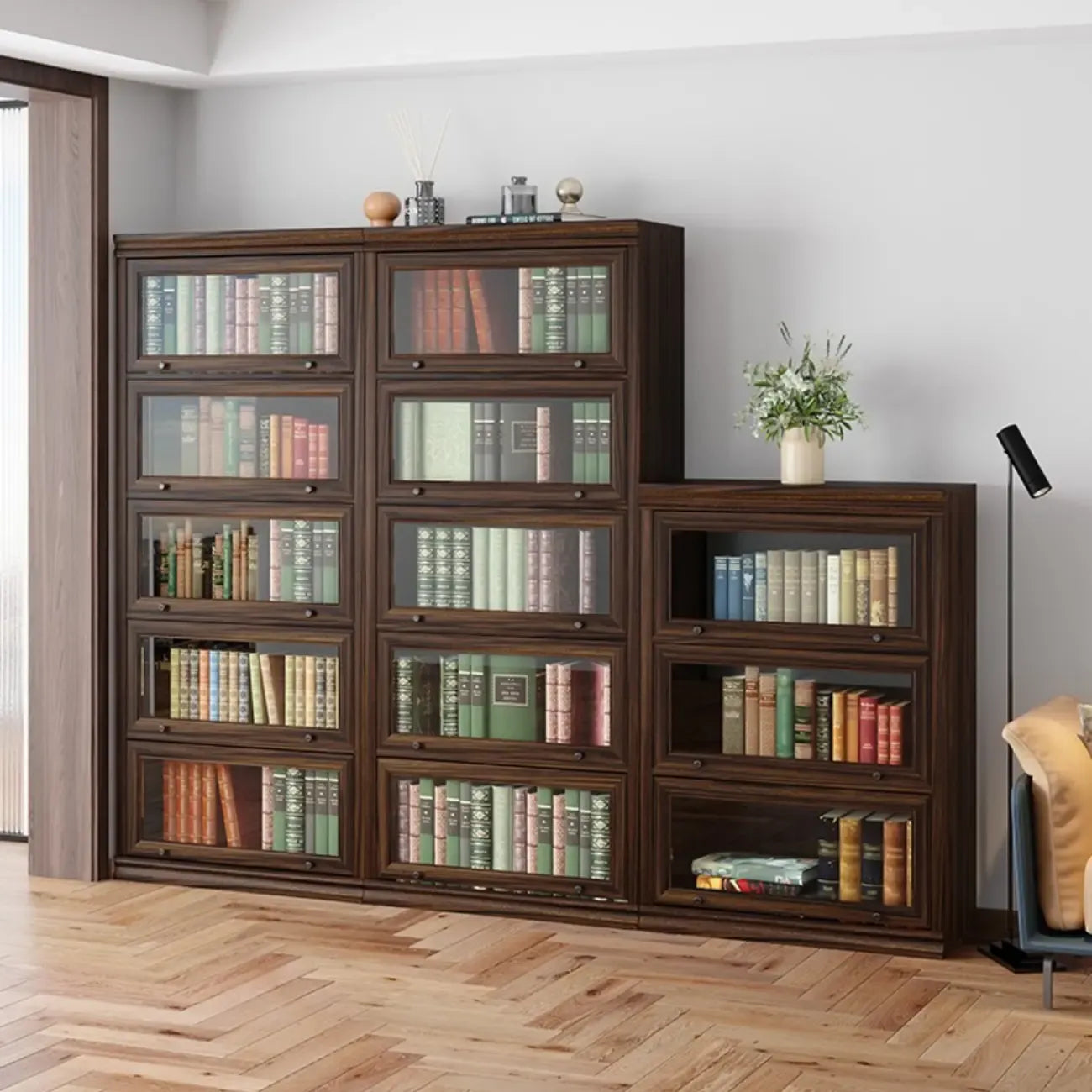 Coffre de rangement moderne du milieu du siècle en bois brun et vitres