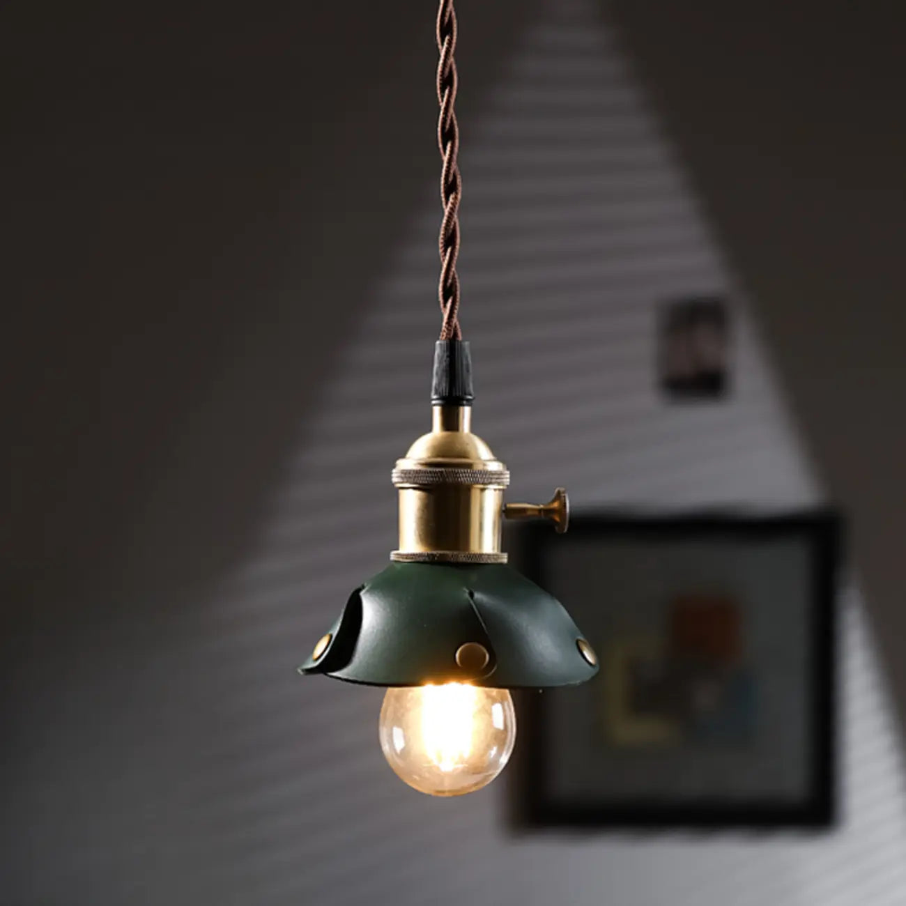 Suspension moderne géométrique en cuir et métal doré