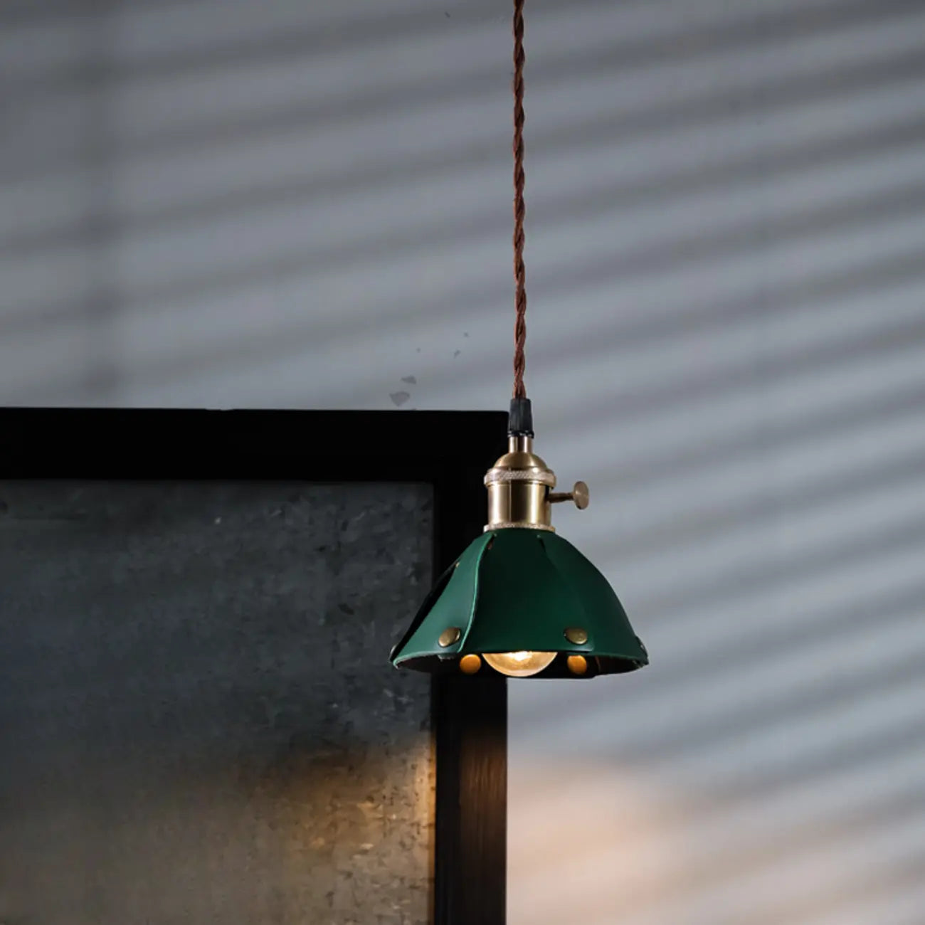 Suspension moderne géométrique en cuir et métal doré