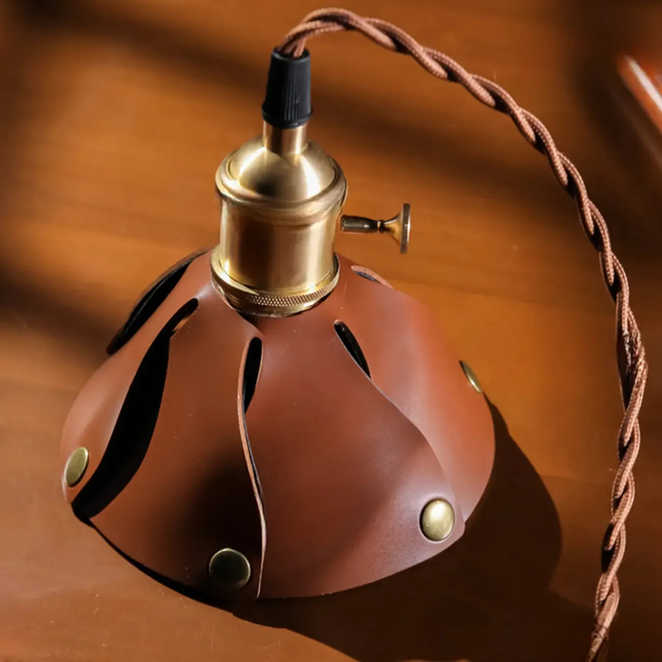 Suspension moderne géométrique en cuir et métal doré